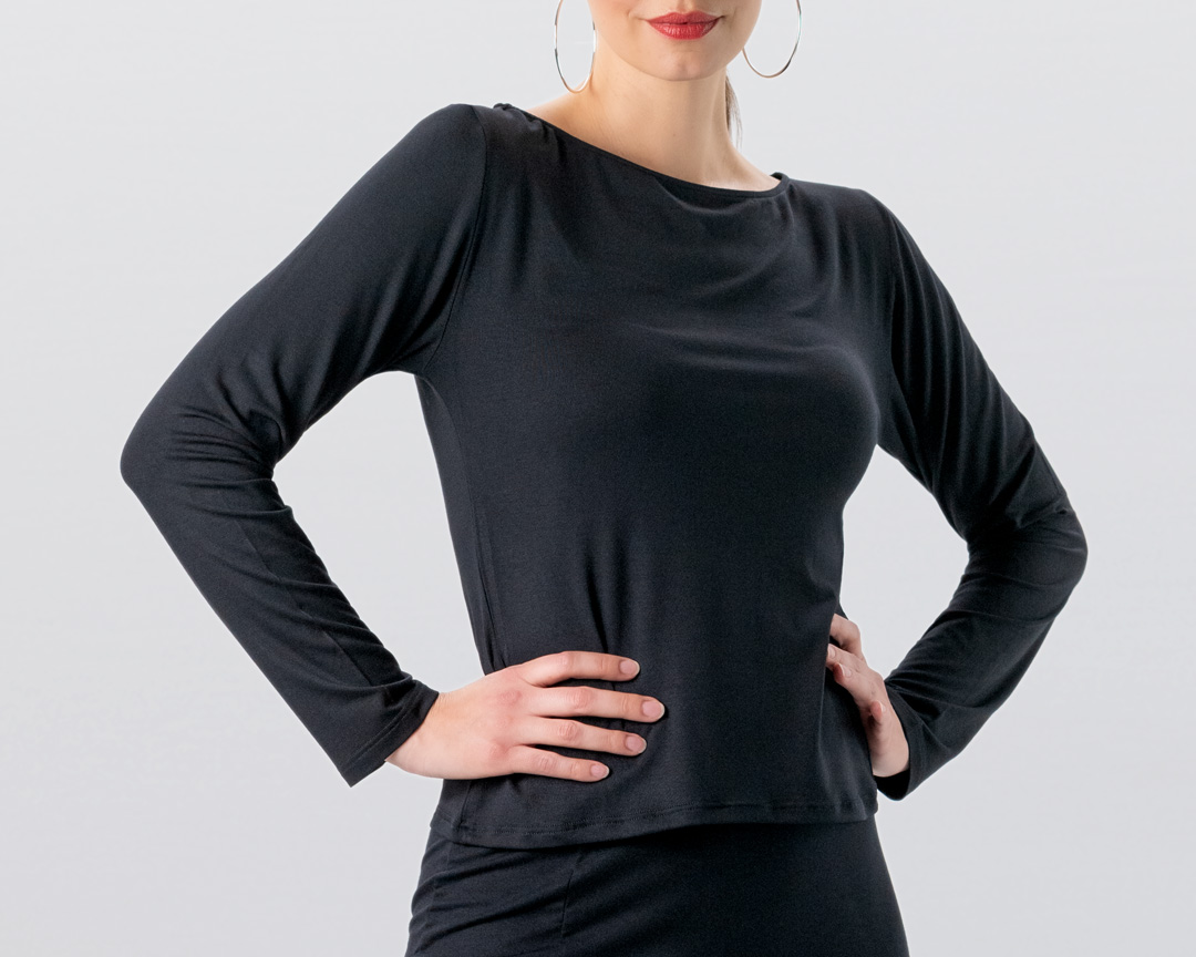 Schlichtes Langarmshirt aus elastischem Material in schwarz un kleinem Netzeinsatz von Werner Kern