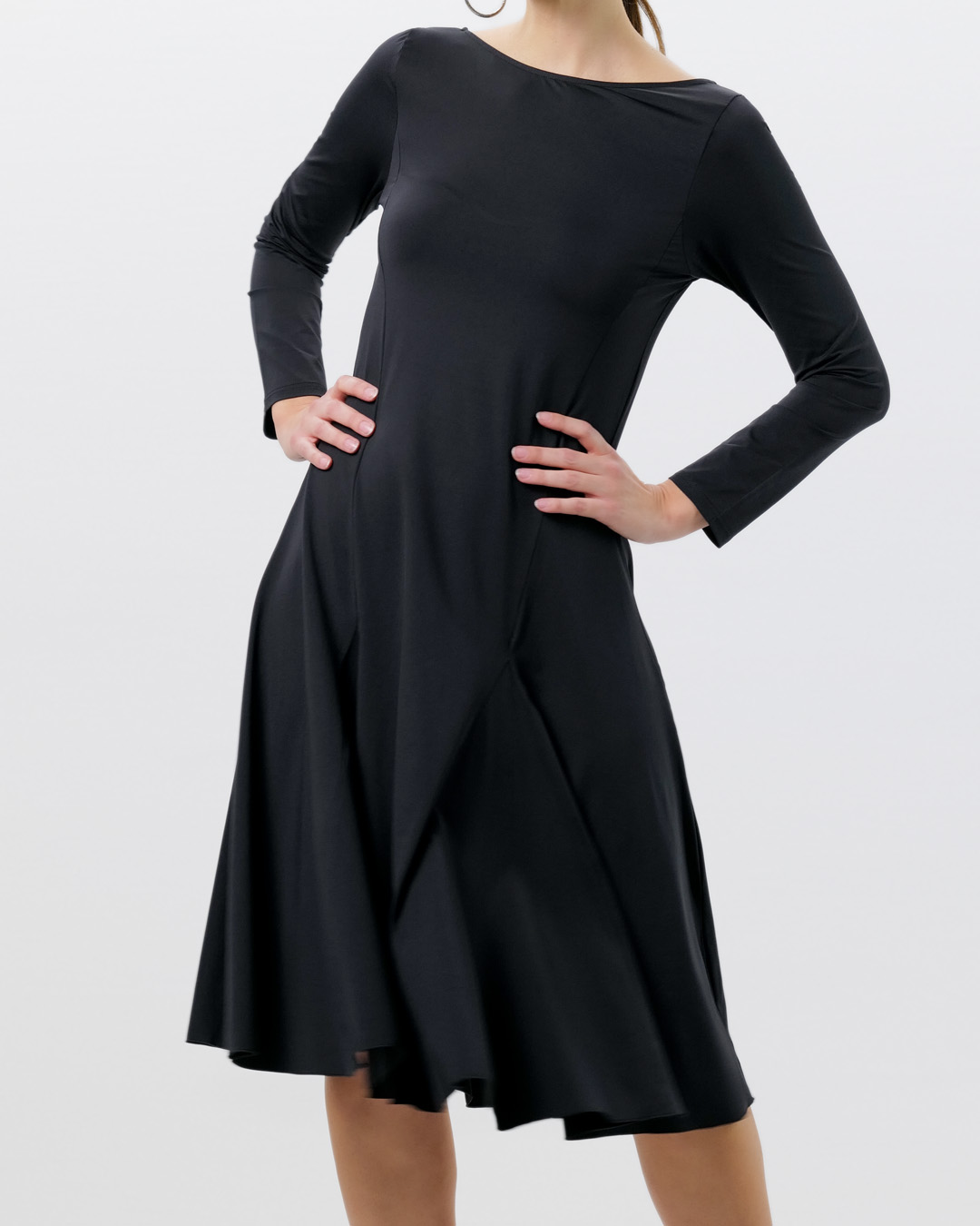 Robe de danse noire Alya avec jupe virevoltante et manches longues