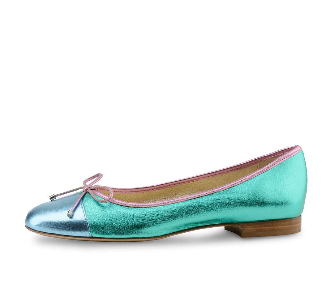 Ces ballerines pastel ont été fabriquées à la main près de Florence en cuir nappa laminé doux au toucher.