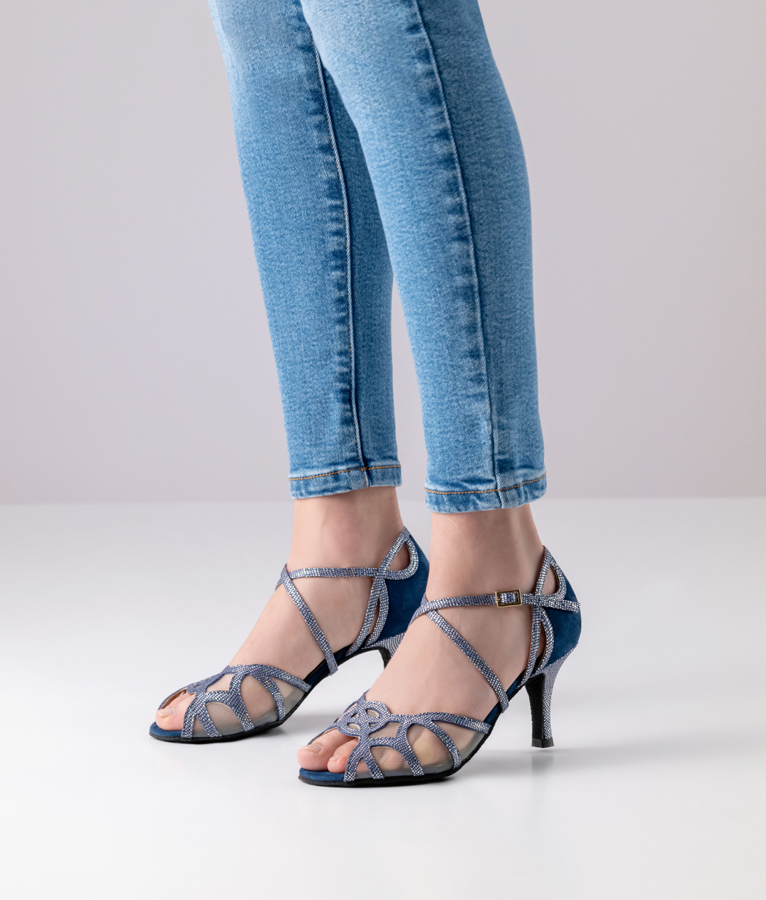 Chaussures de danse ouvertes bleues pailletées avec un talon de 7 cm de Nueva Epoca.Blau-glitzernde offene Tanzschuhe mit einem 7 cm Absatz von Nueva Epoca.