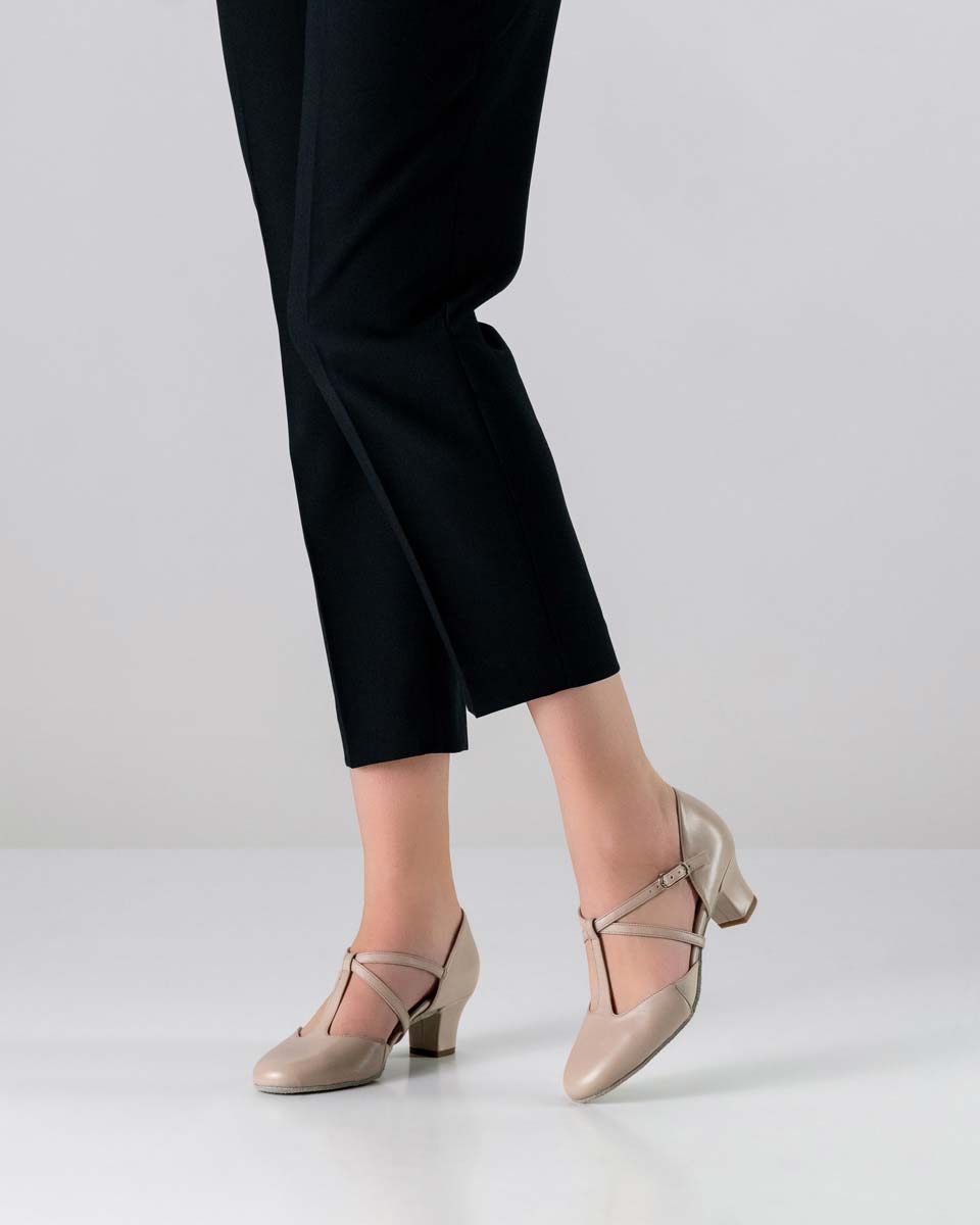 Naia Werner Kern Chaussures de danse pour femmes en cuir beige combinées avec un pantalon noir