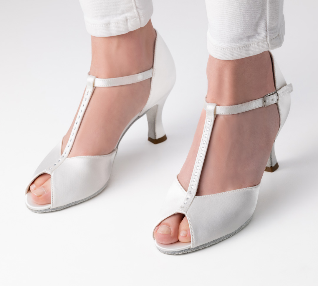 Chaussures de danse ouvertes blanches en satin avec strass et talon de 6 cm par Werner Kern.