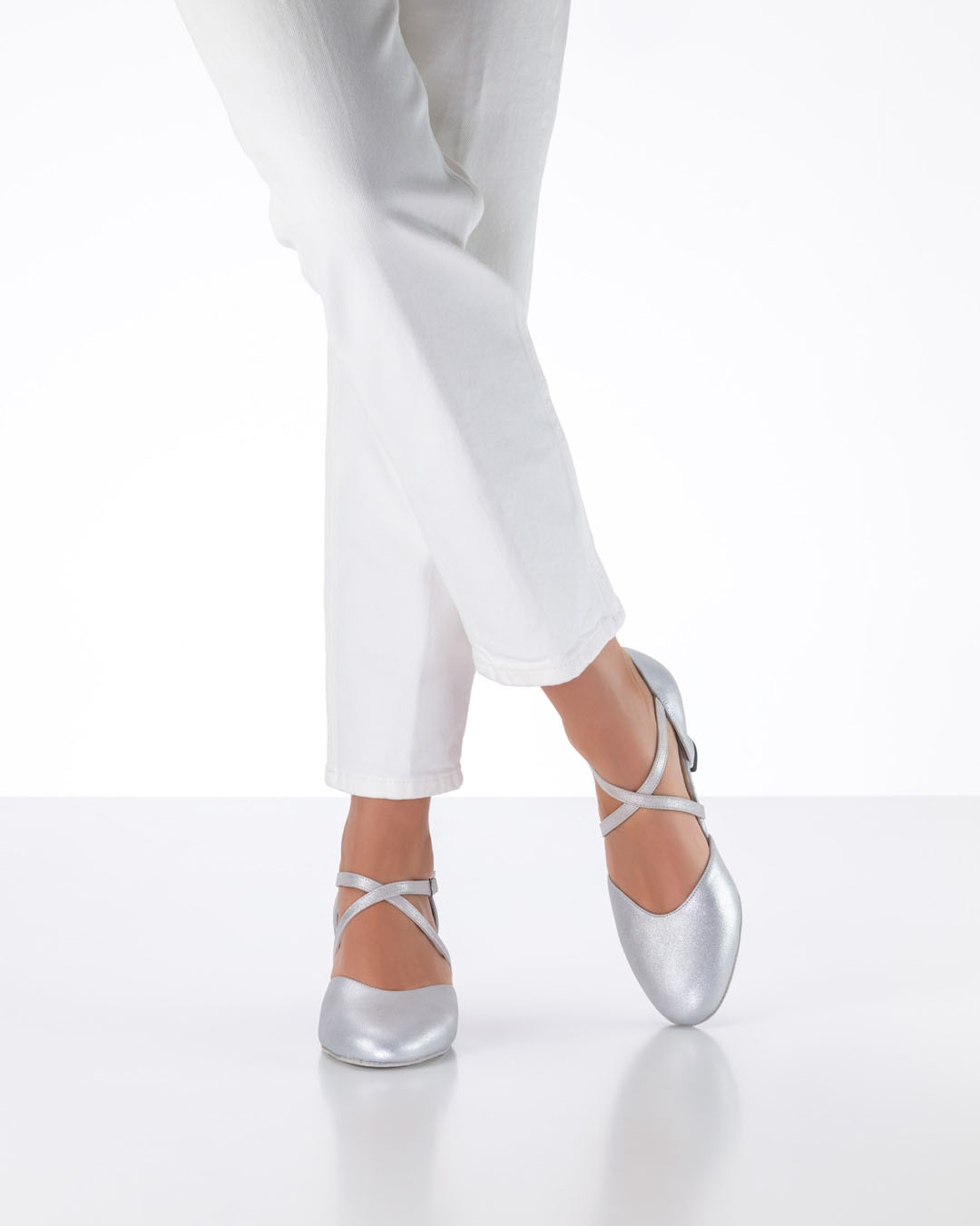 Mannequin portant un jean blanc et des chaussures de danse argentées « Felie » de Werner Kern
