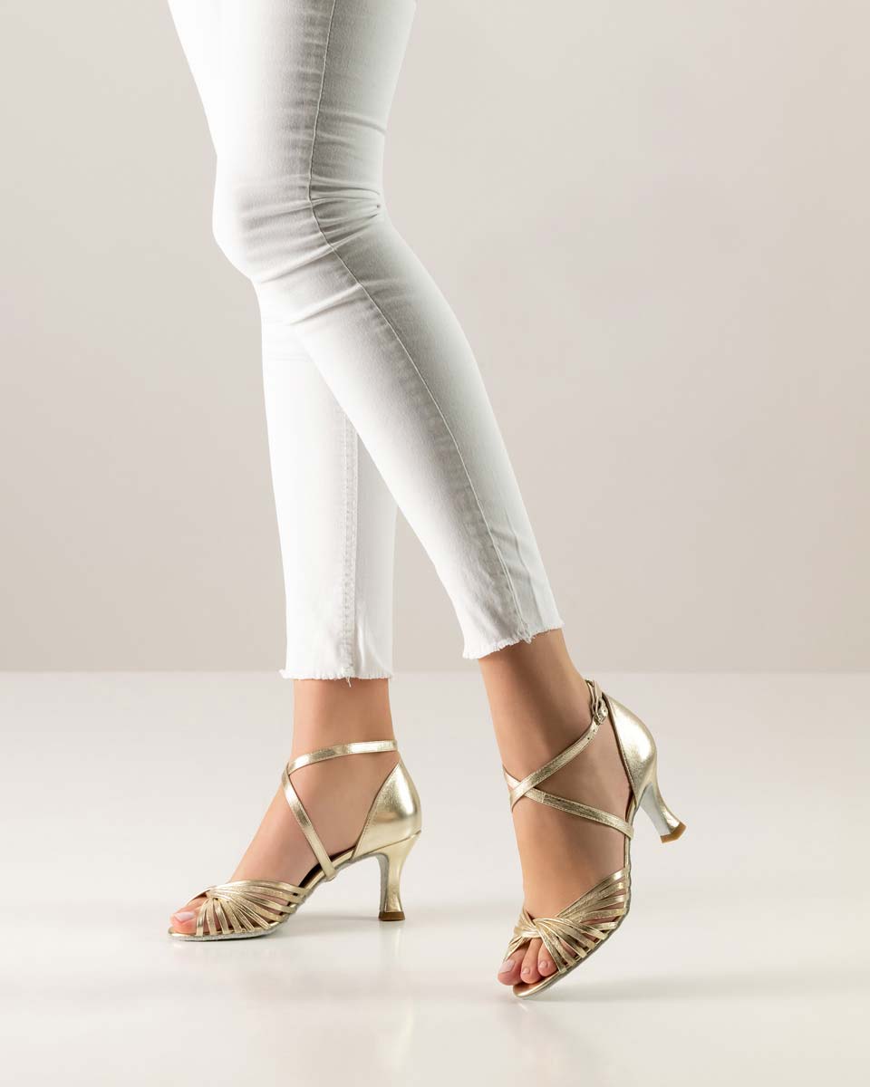 Mary Pantalon blanc combiné à une chaussure de danse Werner Kern pour femme avec lanière sur le cou-de-pied.