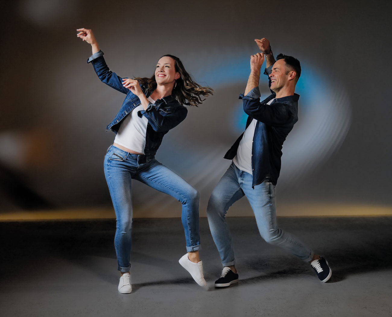 Couple de danseurs en tenues en jean et sneakers de danse en cuir bleu et blanc