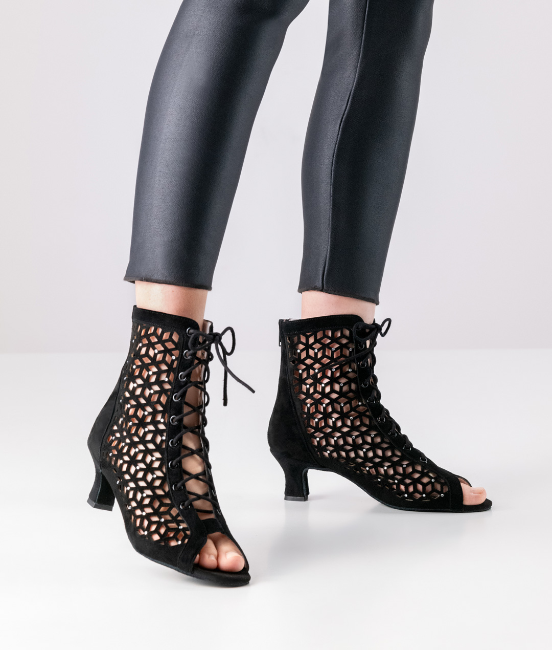 Bottine Elaine en daim souple d'Anna Kern avec un talon de 5 cm.