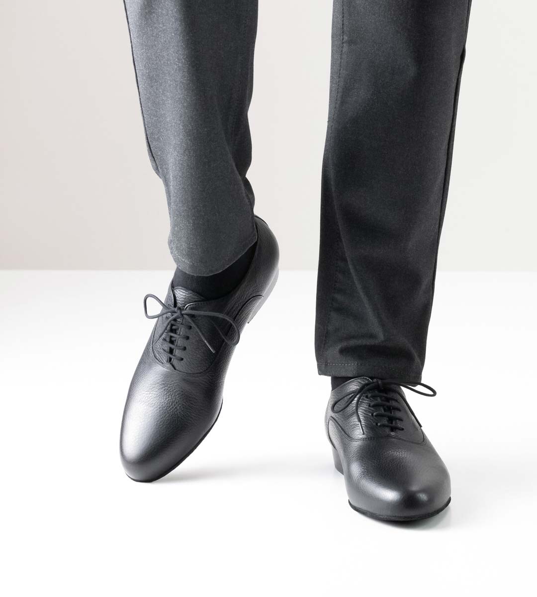 Monza Chaussures de danse pour hommes Werner Kern de 2,5 cm de haut, portées avec un pantalon noir