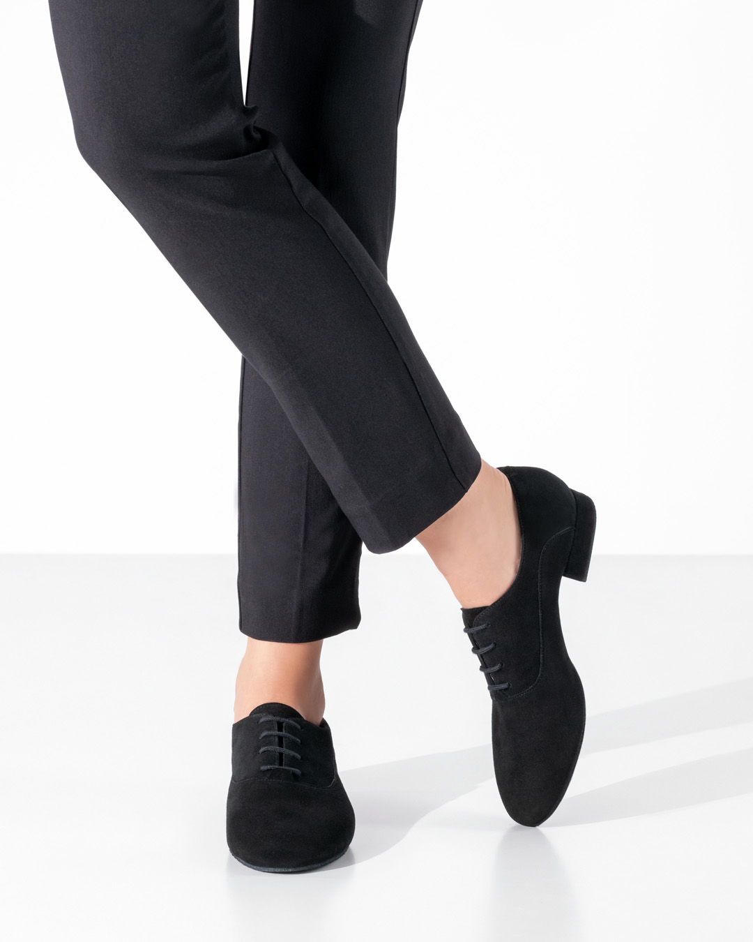 Schlichter, schwarzer Trainingstanzschuh aus weichem Velourleder zum Schnüren mit flachem Absatz von Werner Kern