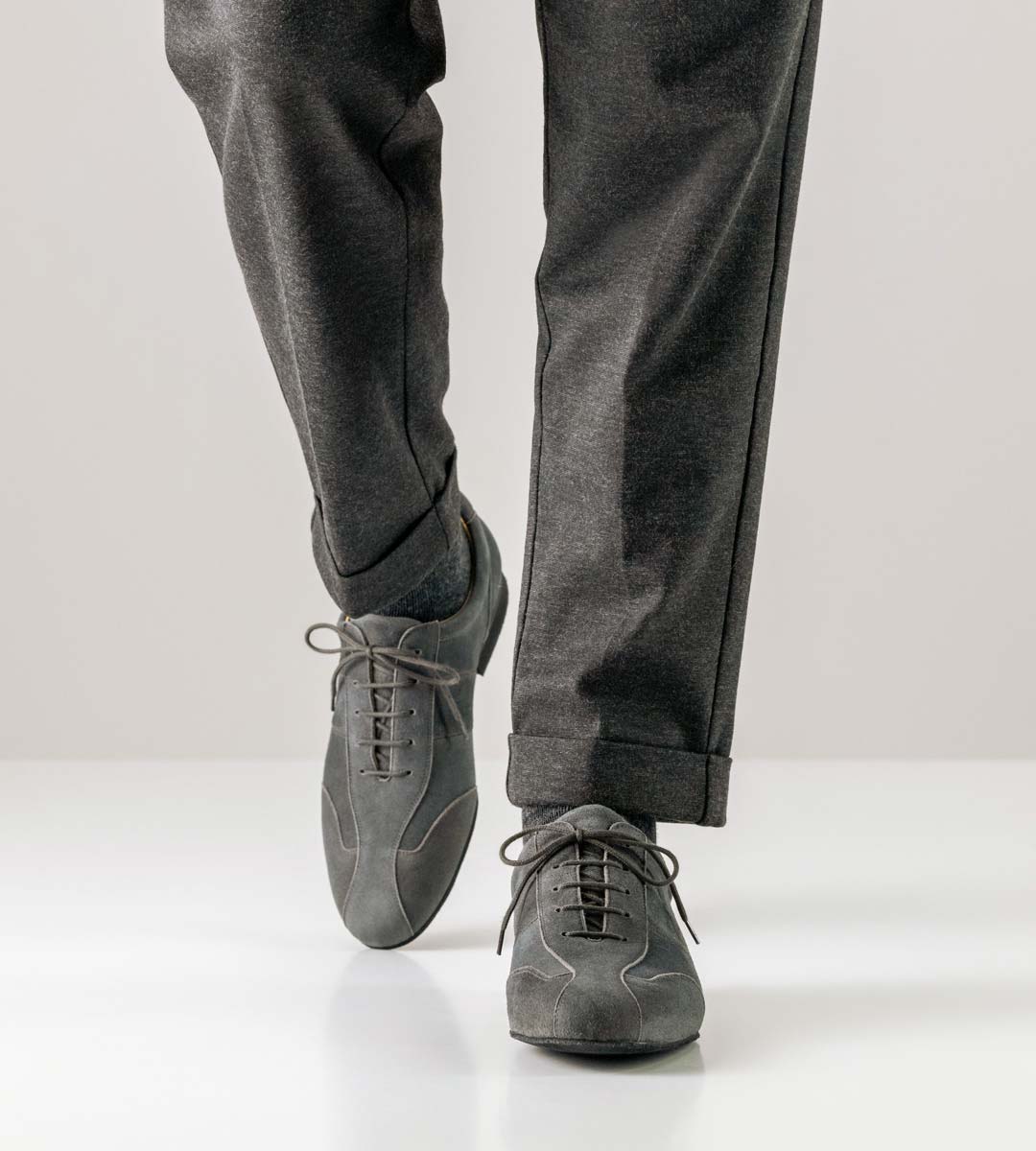 Cuneo pantalon gris associé à des sneakers Chaussures de danse pour hommes de Werner Kern
