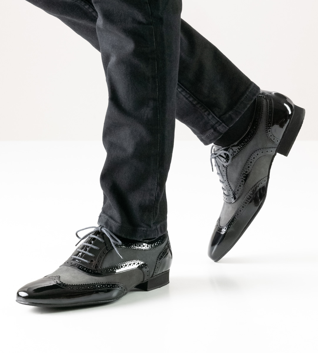 Jeans noir combiné avec des chaussures de danse pour homme Nueva Epoca avec vue de face
