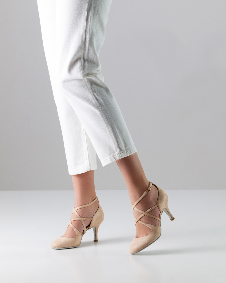Chaussures de danse pour femmes Nueva Epoca de 7 cm de haut en beige associées à un pantalon blanc