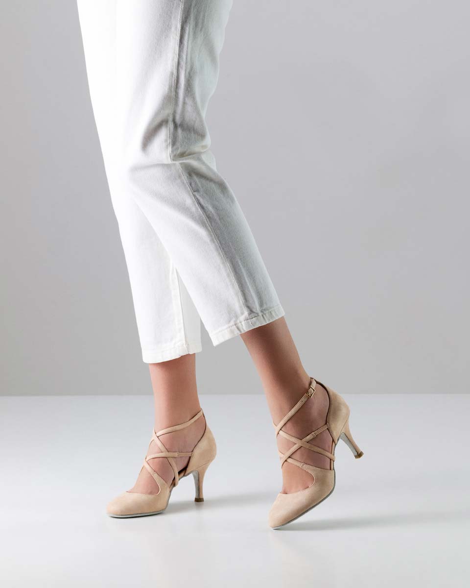 Valeria Chaussures de danse pour femmes Nueva Epoca de 7 cm de haut en beige associées à un pantalon blanc