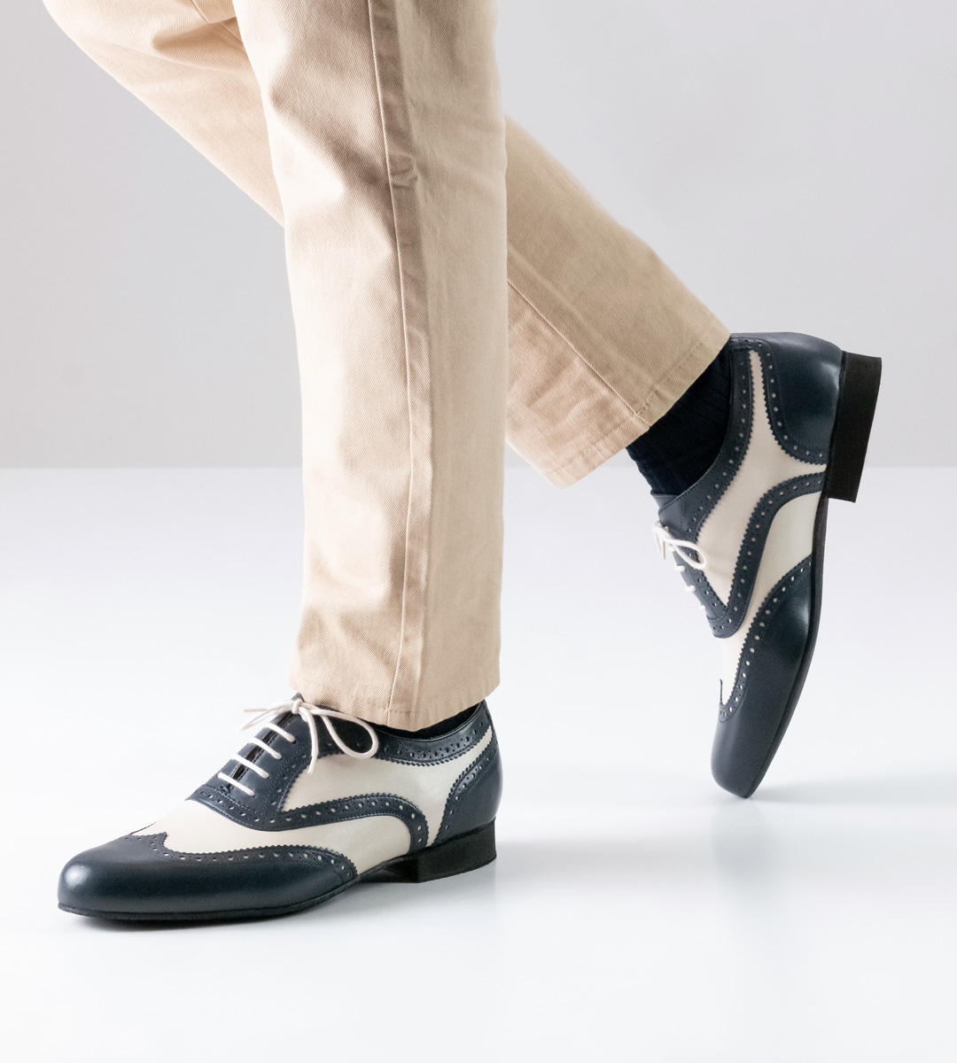 pantalon beige en combinaison avec des chaussures de danse pour hommes Nueva Epoca de 2,5 cm de haut en bleu-beige