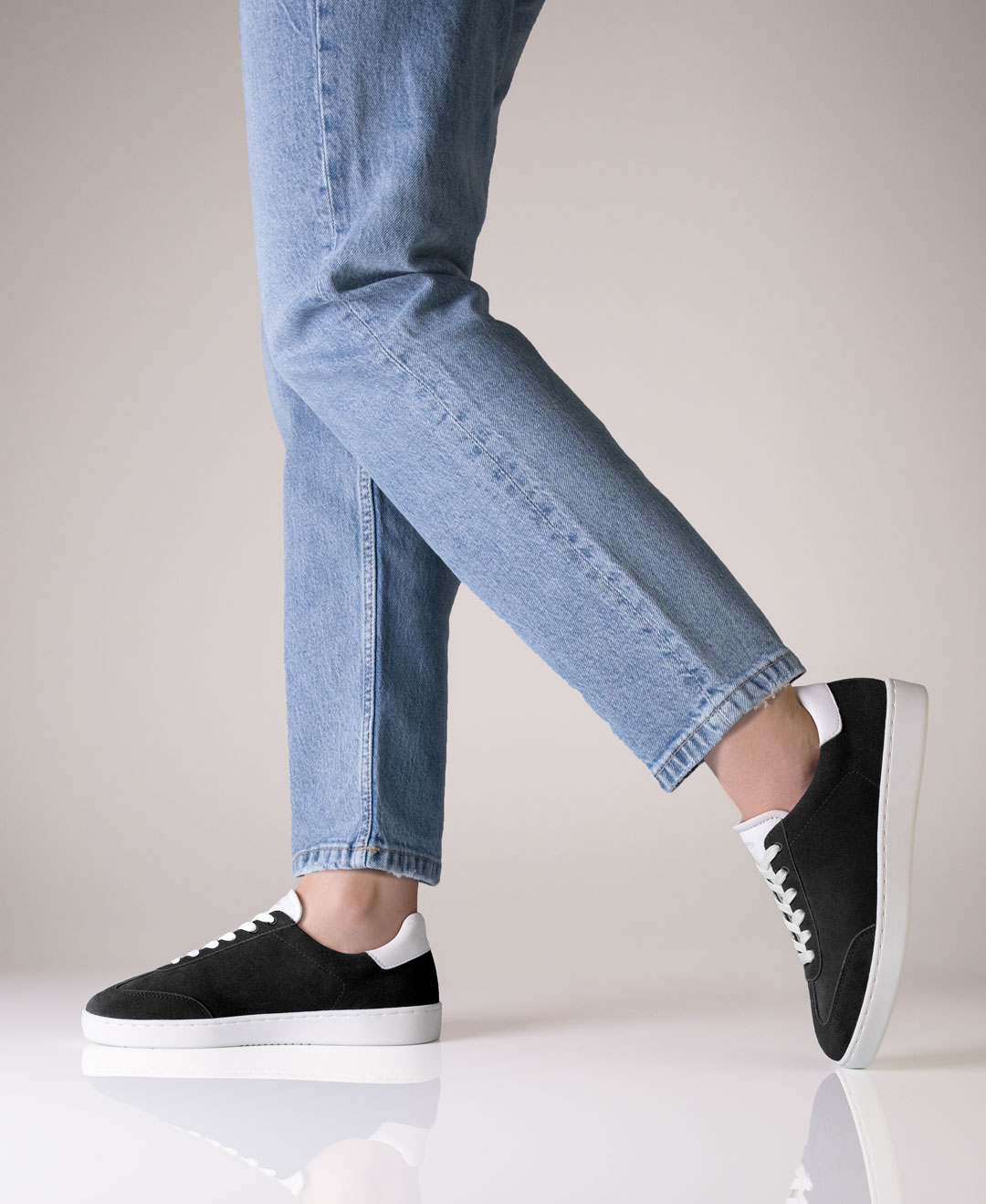 Baskets de danse classiques noires en velours pour femmes avec semelle blanche continue en PU