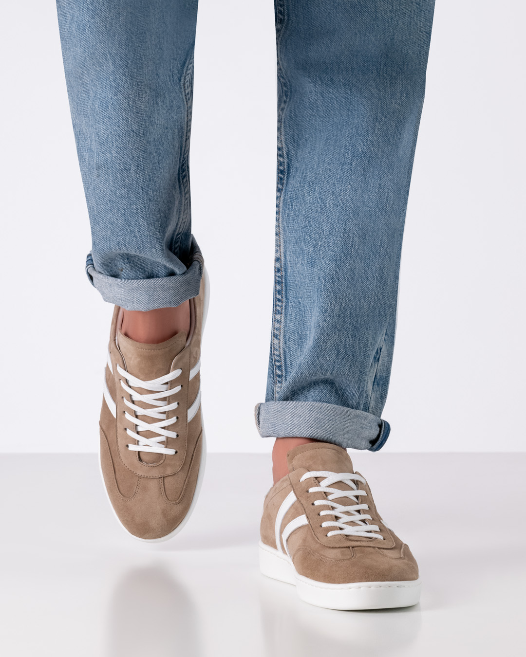 Velourledertanzsneaker in beige mit weißer Tanzschuhsohle für drinnen und draußen