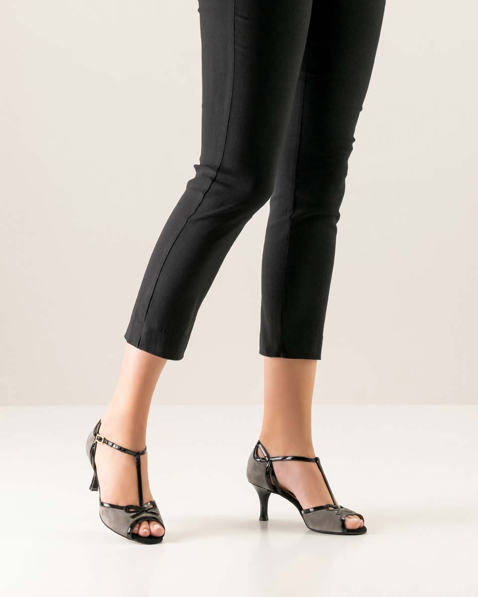 Pantalon noir en combinaison avec des chaussures de danse pour femmes Nueva Epoca en daim et cuir verni.