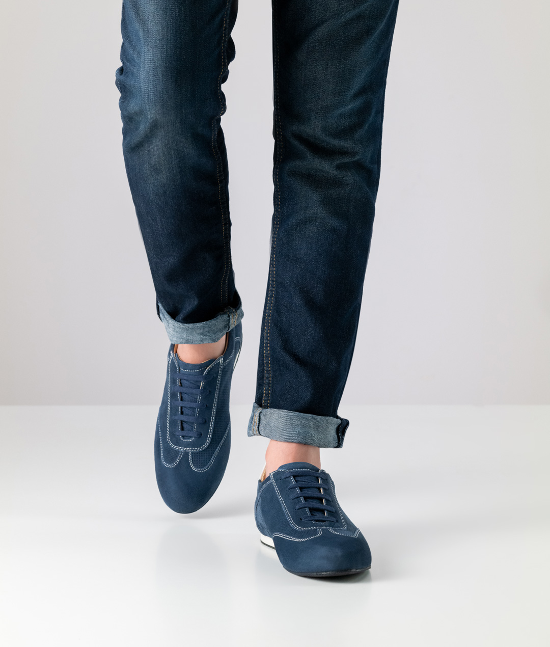 Chaussure de danse sportive pour homme en daim perforé bleu avec une semelle pleine longueur pour une sensation de danse légère.