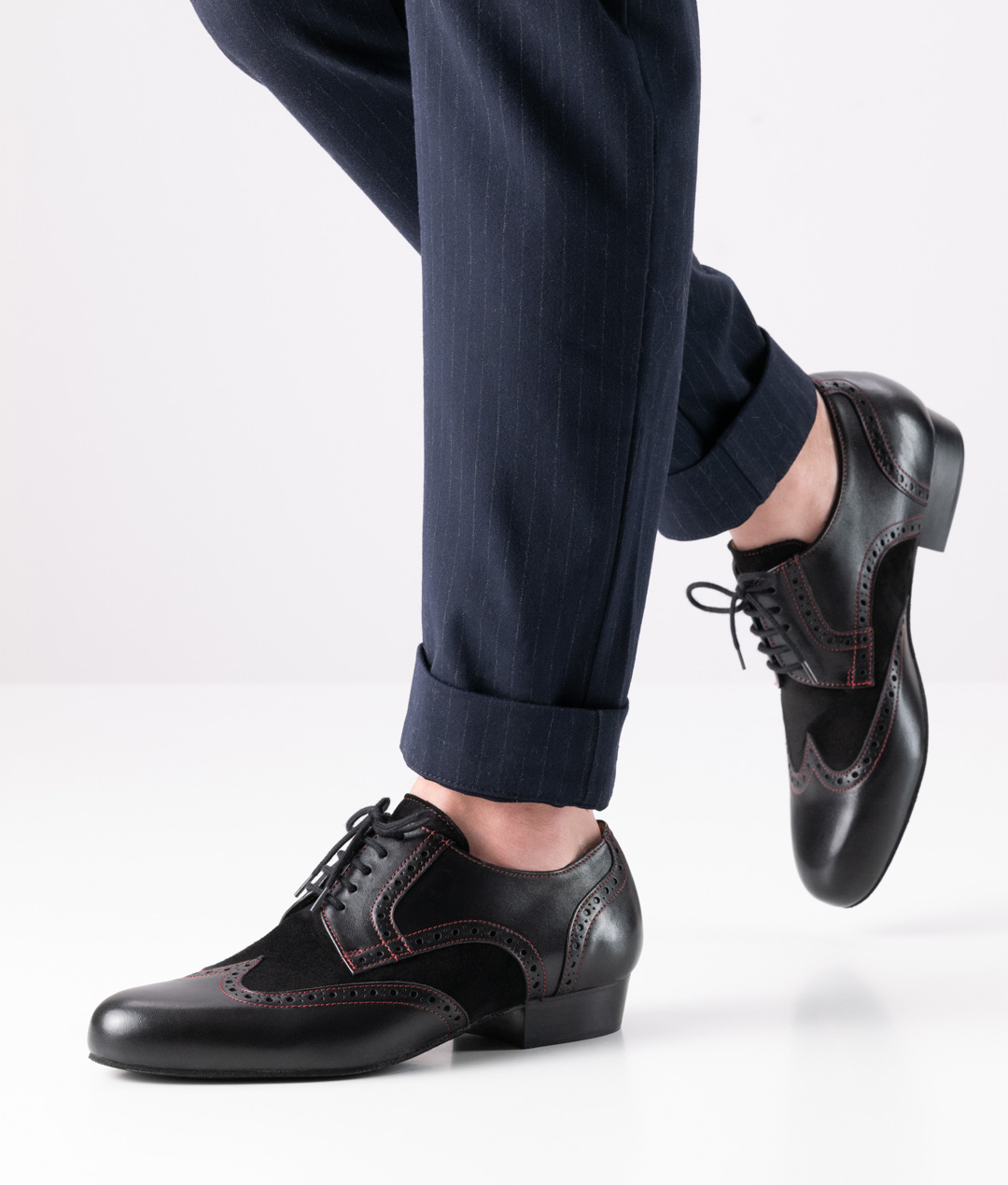 Chaussure de danse élégante pour homme Trapani en cuir rouge et noir avec un petit talon et des coutures contrastées.