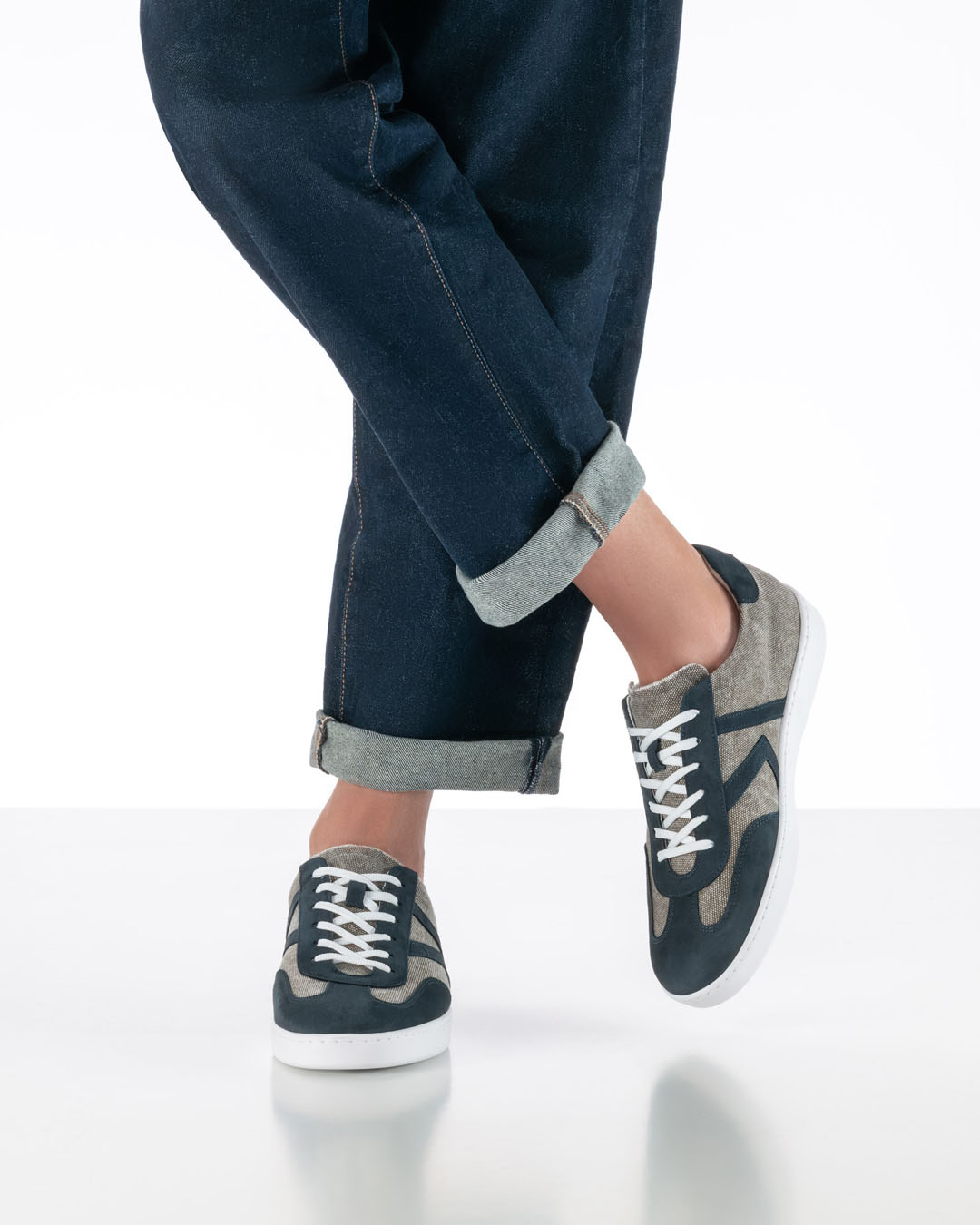 Baskets de danse pour homme en toile beige et cuir velours bleu, avec semelle blanche, de la marque Werner Kern
