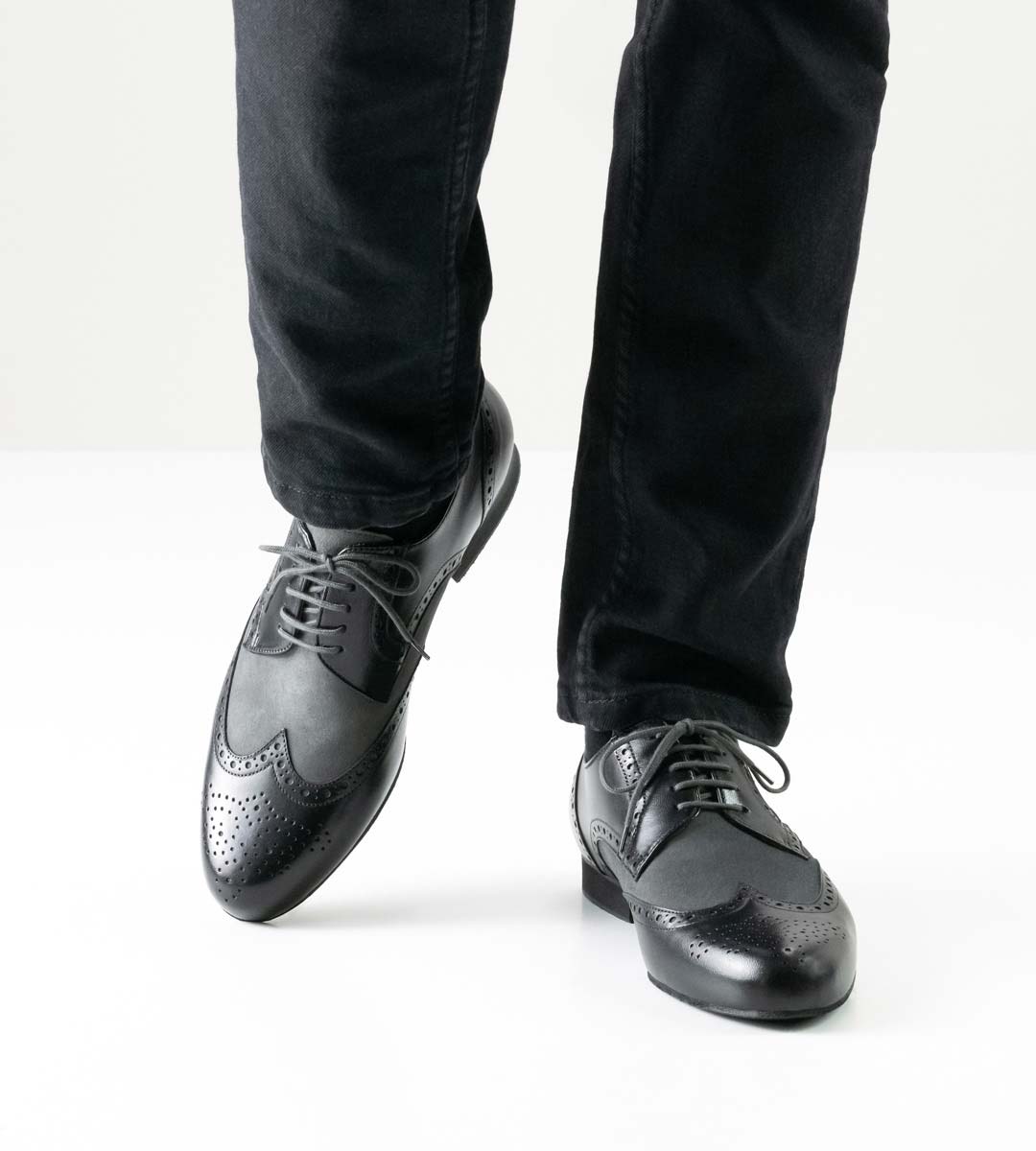 Udine Werner Kern Chaussures de danse pour hommes à micro-talon combinées à un jean noir