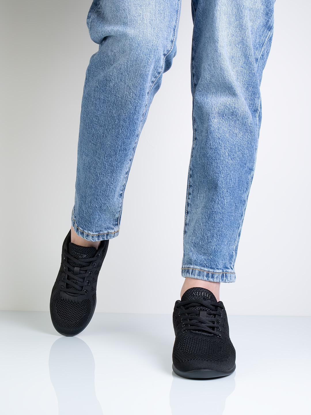 Baskets de danse légères pour femmes, couleur noire, avec semelle en PU fendue.