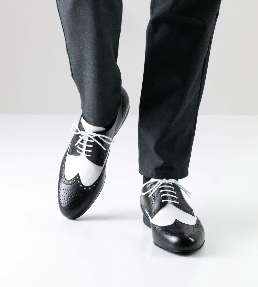 Udine Chaussures de danse de salon noir et blanc pour hommes par Werner Kern en combinaison avec un pantalon gris