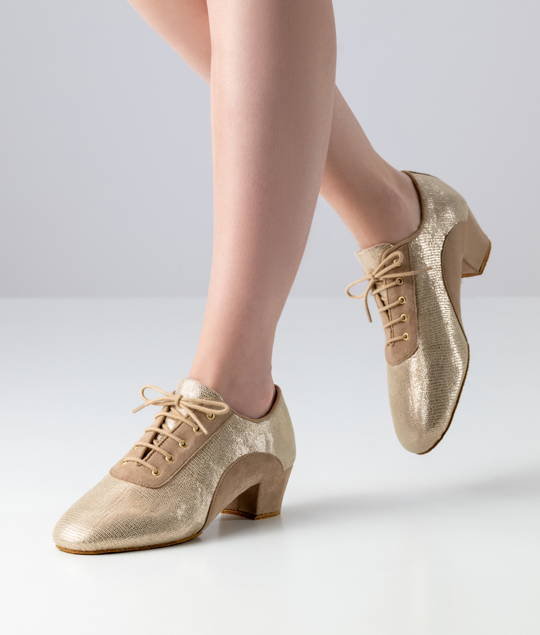 Chaussures de danse d'entraînement en cuir velours beige et or de Werner Kern avec semelle divisée, talon de 3,5 cm et laçage à 5 trous pour une tenue et une mobilité optimales.