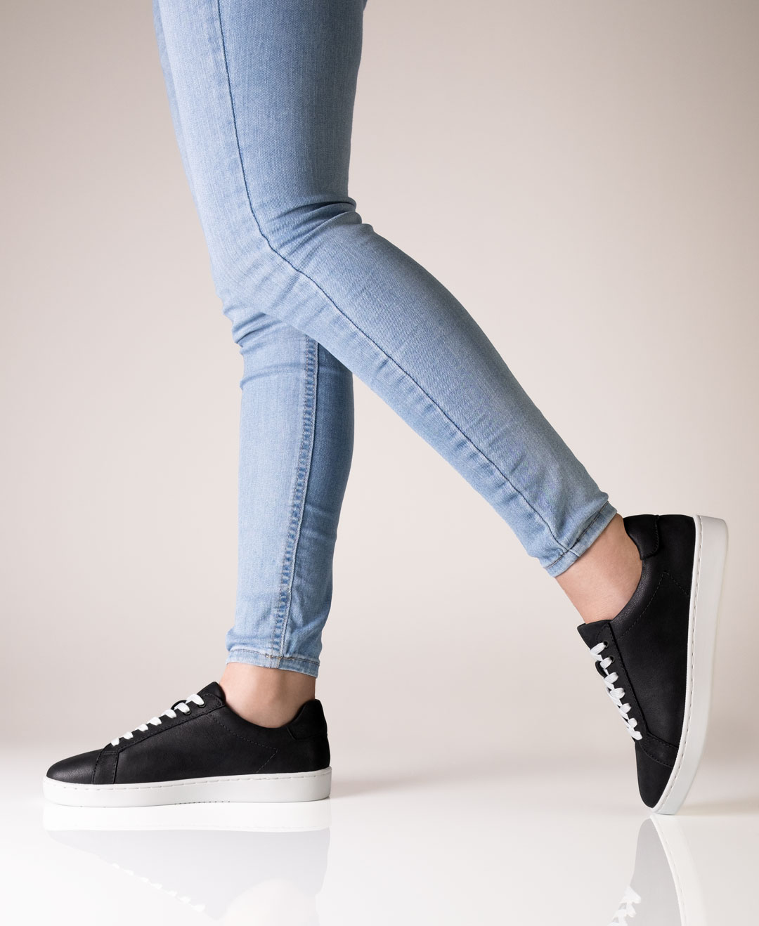 Chaussure de danse noire en cuir avec laçage blanc pour femmes