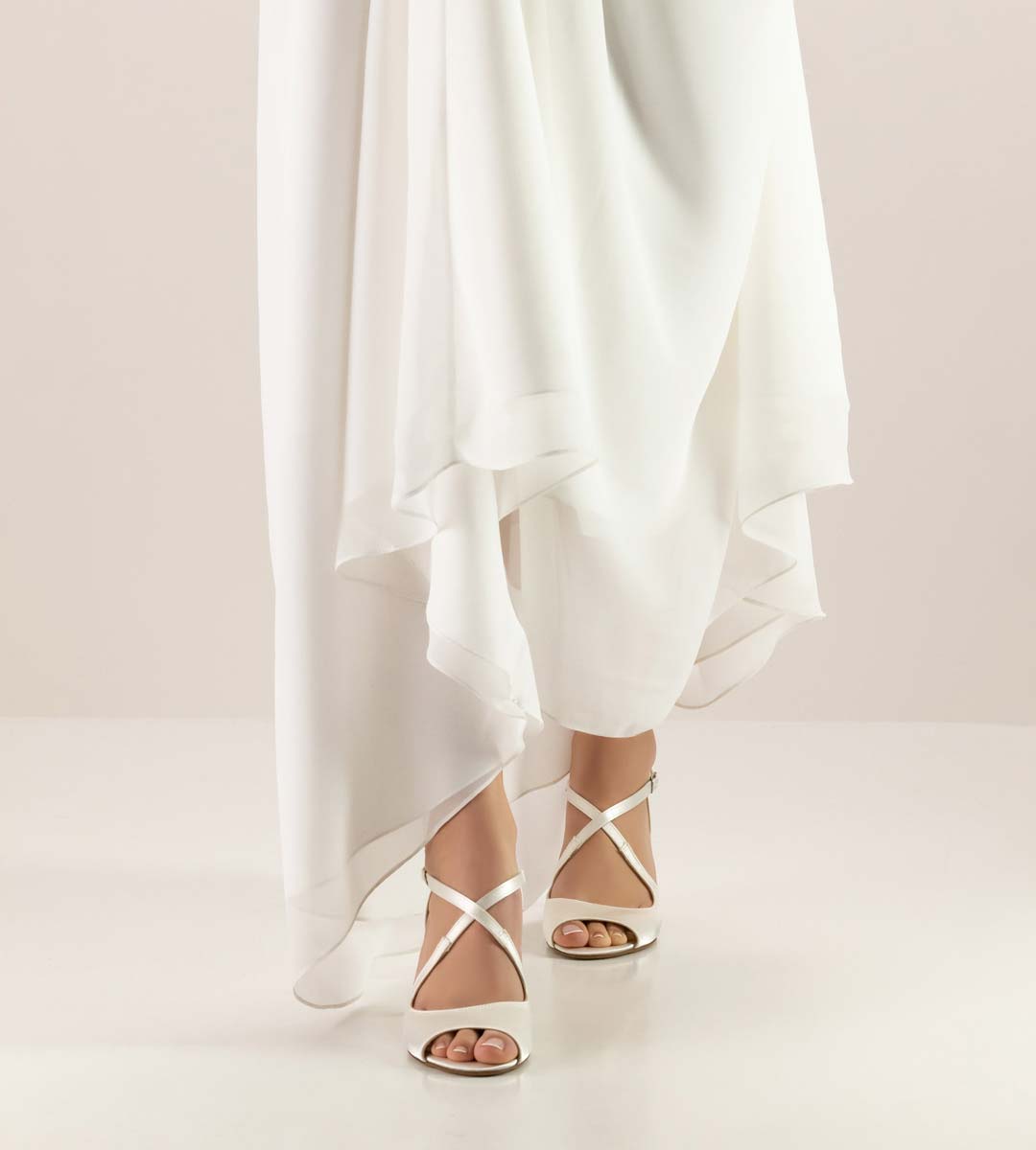 Mable chaussure de mariée ouverte avec semelle en cuir de Nueva Epoca en combinaison avec la robe de mariée