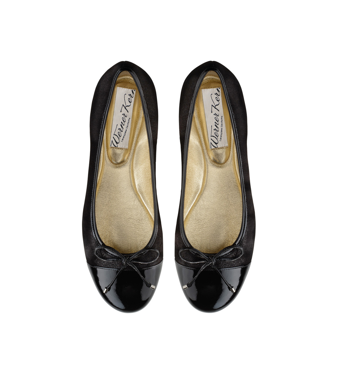Une femme porte des ballerines en velours noir brillant.