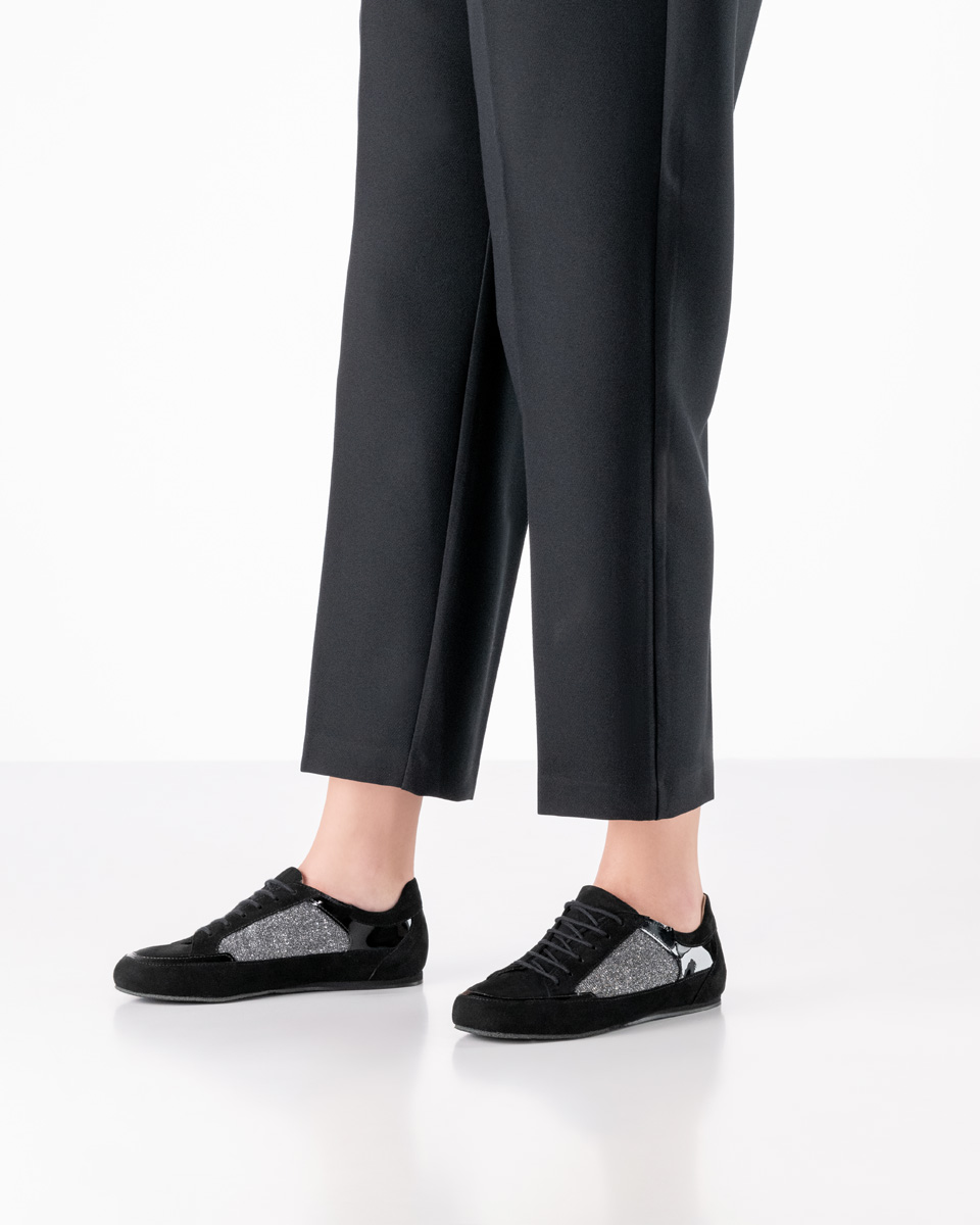 Sneaker de danse pour le parquet et au-delà - Werner Kern Carol en cuir velours noir et brocart argenté avec une semelle fine, parfait pour le Zumba