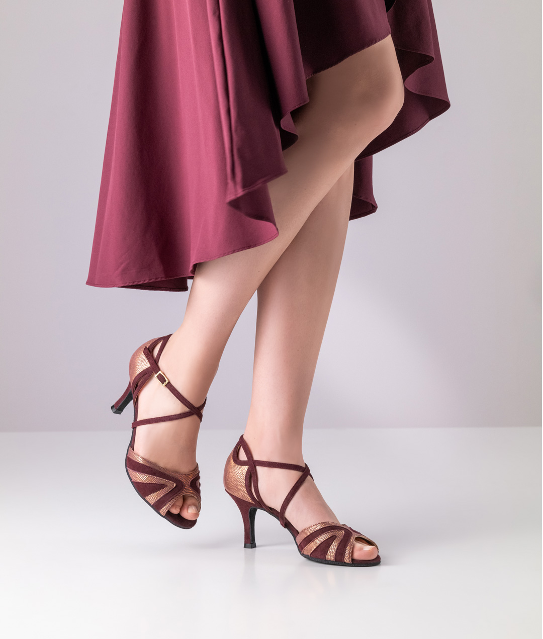 Chaussures de danse Nueva Epoca en cuir velours bordeaux très doux. Design du talon en filigrane et talon de 7 cm.