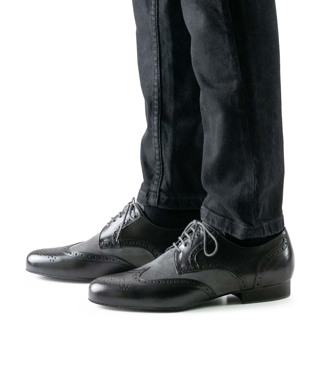 Udine Chaussures de danse pour hommes Werner Kern de 2 cm de hauteur en nappa et velours combinées avec un jean noir