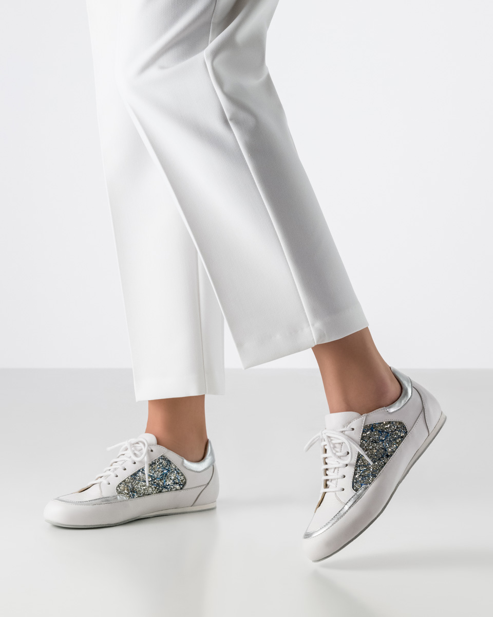 Werner Kern Carol - Sneaker de danse sportif en cuir Nappa blanc et brocart bleu avec Microsole, adapté pour des pas de danse légers et une sensation incroyablement légère