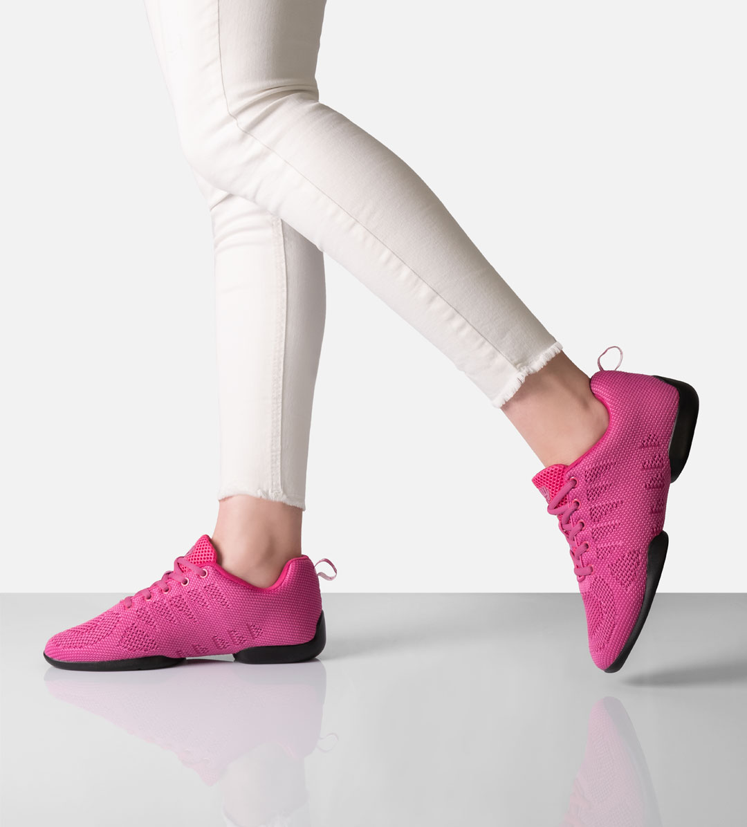 Baskets de danse pour femmes 165 en Fuchsia par Suny by Anna Kern, en matériau tricoté fin avec semelle fendue, idéales pour danser sur tous les sols.