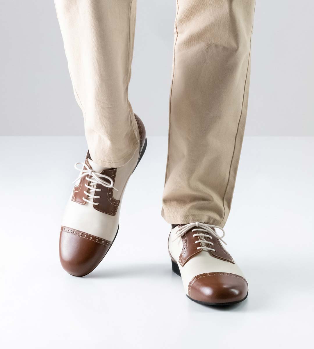 Bergamo Chaussures de danse pour hommes de Werner Kern en marron-beige en combinaison avec un pantalon beige
