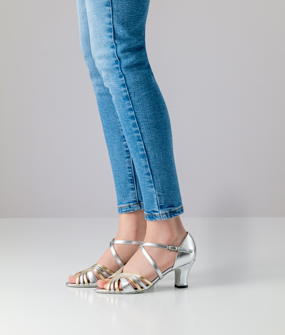 Sandale de danse argentée et brillante en cuir nappa avec talon confort de 6 cm de Werner Kern.