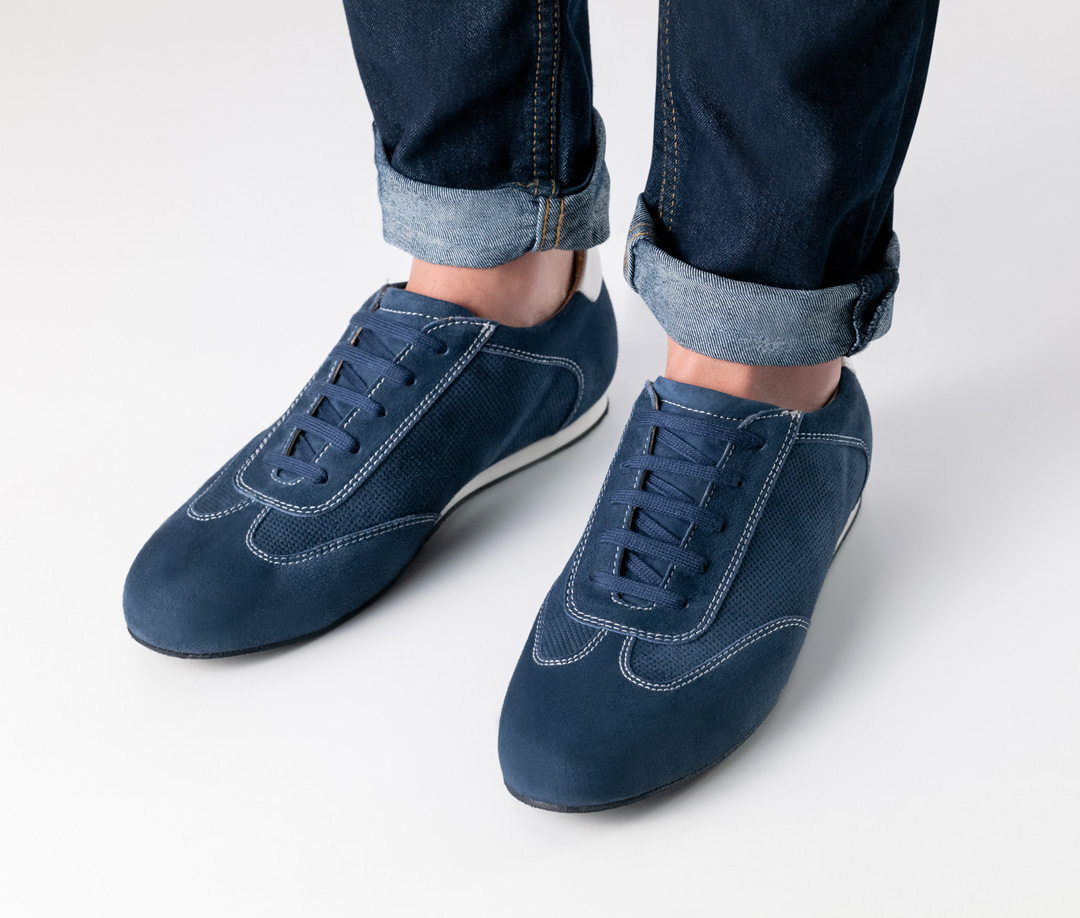 Chaussure de danse en daim bleu avec surpiqûres claires.