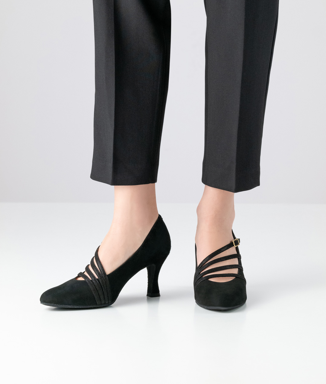 Chaussure de danse à bout fermé en daim noir de Werner Kern avec un talon de 6,5 cm et des lanières asymétriques pour une allure particulièrement élégante. 