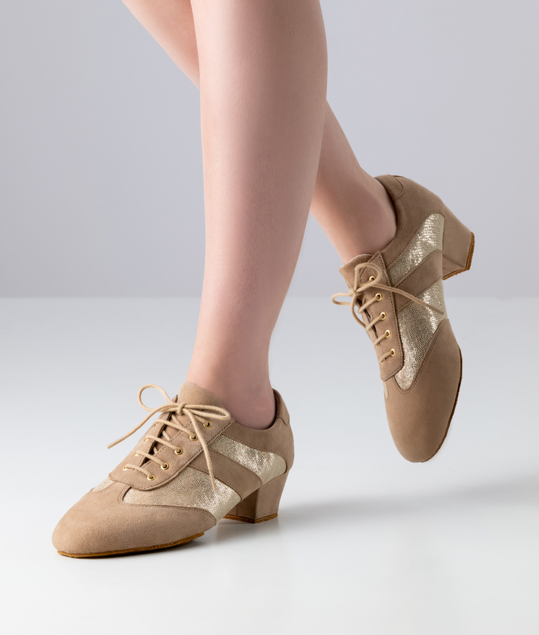 Baskets de danse d'entraînement dorées en cuir velours avec détails beiges, semelle divisée et talon de 3,5 cm par Anna Kern.
