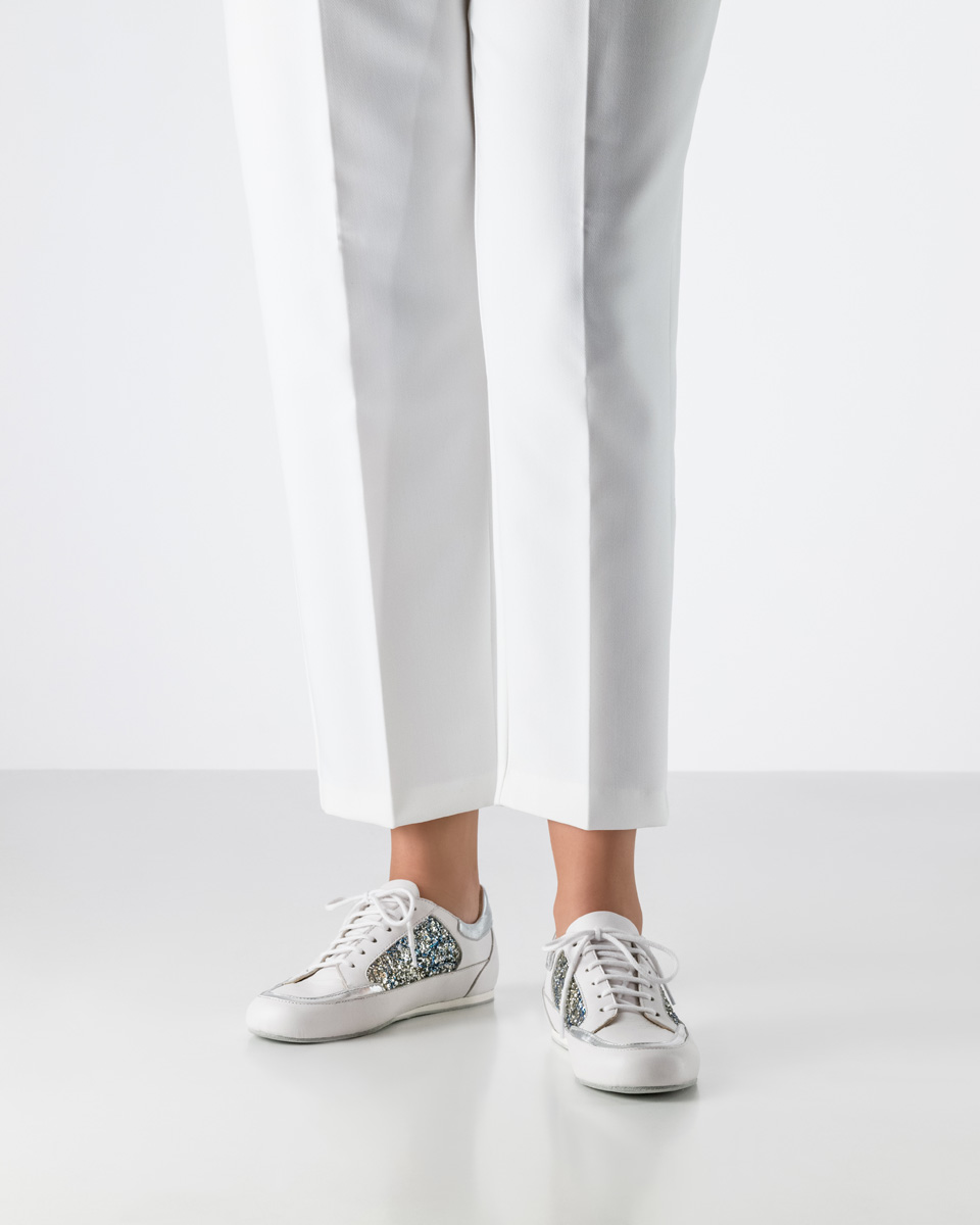 Chaussure de danse légère - Le modèle Carol de Werner Kern en cuir Nappa blanc et brocart bleu, idéal pour le Zumba, l'entraînement et le jazz avec une semelle flexible