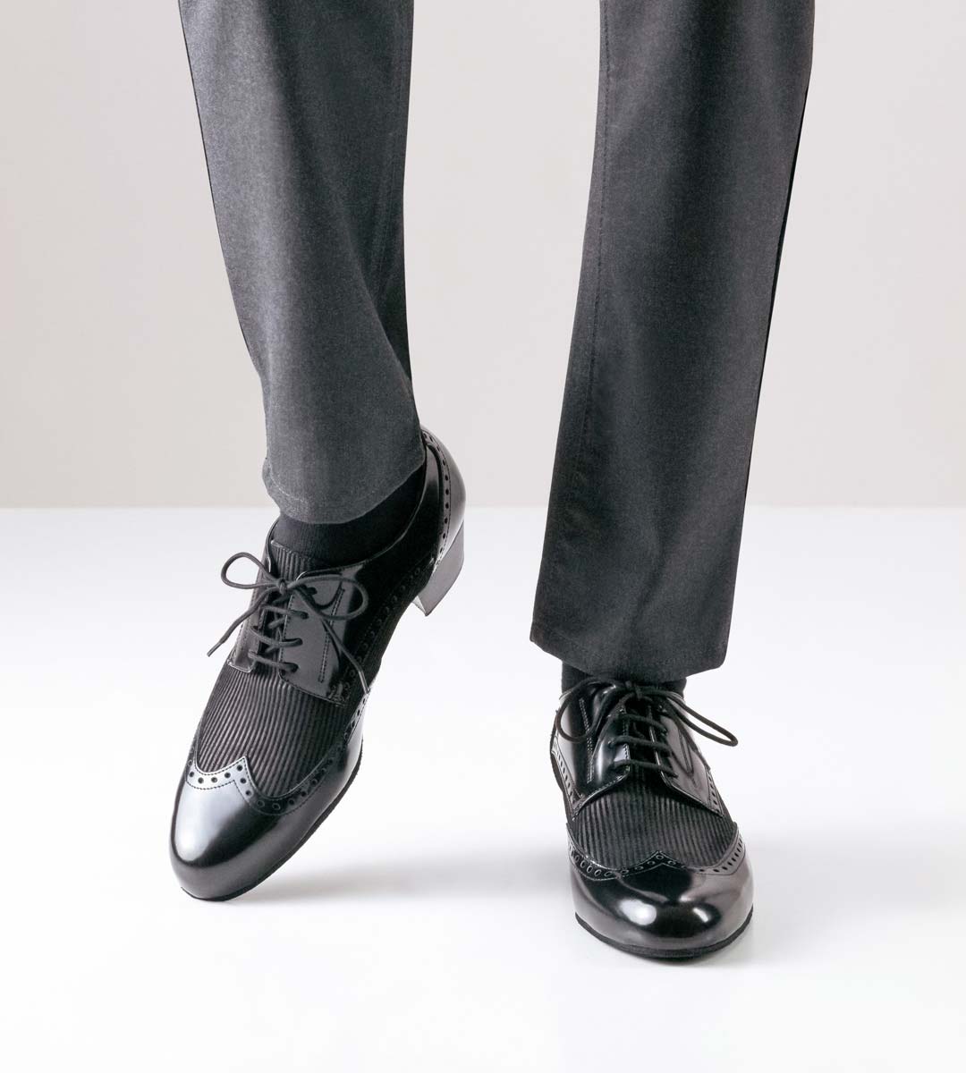 Palermo Chaussures de danse pour hommes de Nueva Epoca en cuir et velours en combinaison avec un pantalon gris