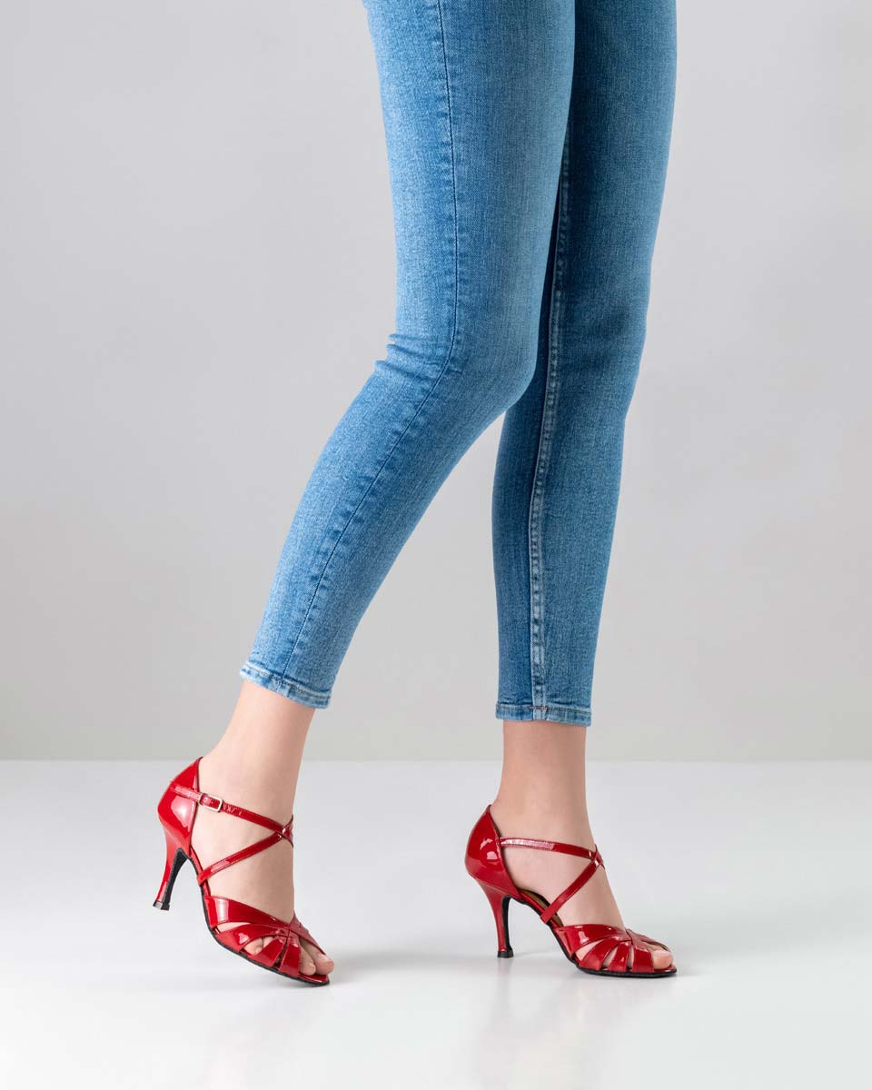 Chaussures de danse pour femmes en vernis rouge en combinaison avec un jean bleu