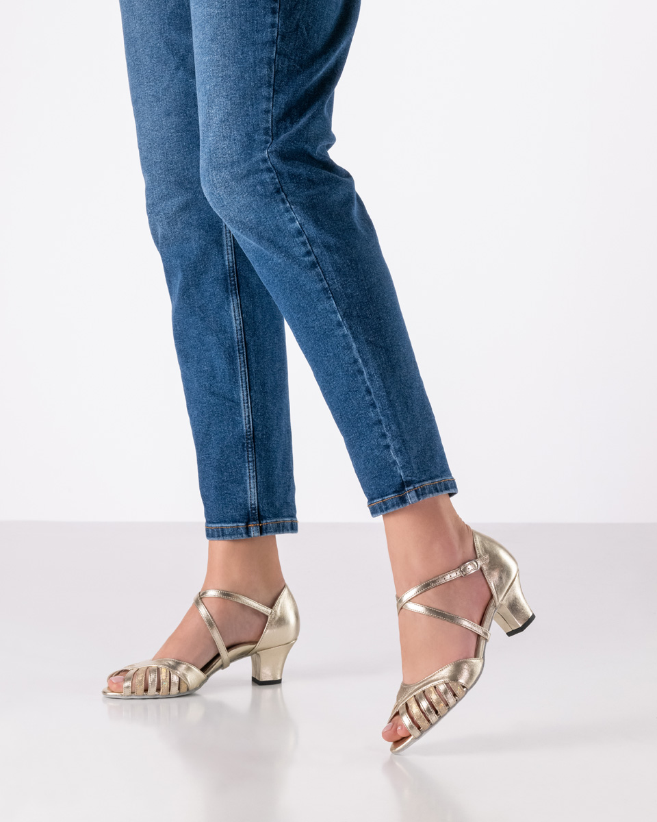 Chaussures de danse vintage pour un confort optimal - Werner Kern Colleen en cuir Nappa platine avec des brides fines, des découpes fines et une bride de cheville croisée réglable individuellement