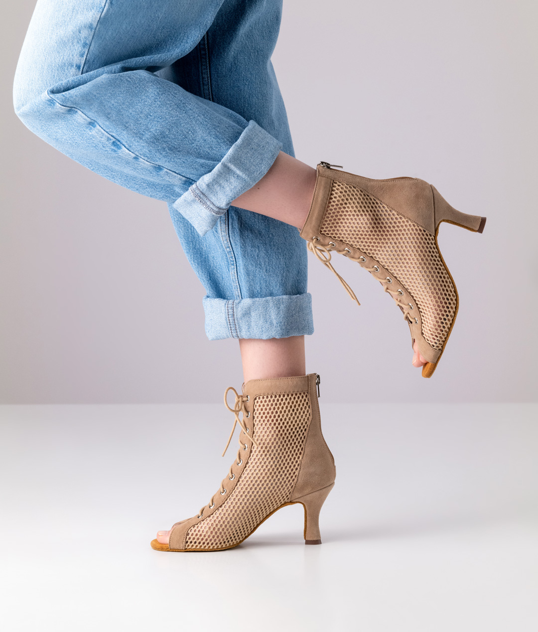Chaussures de danse en daim beige avec un talon de 6 cm par Anna Kern.