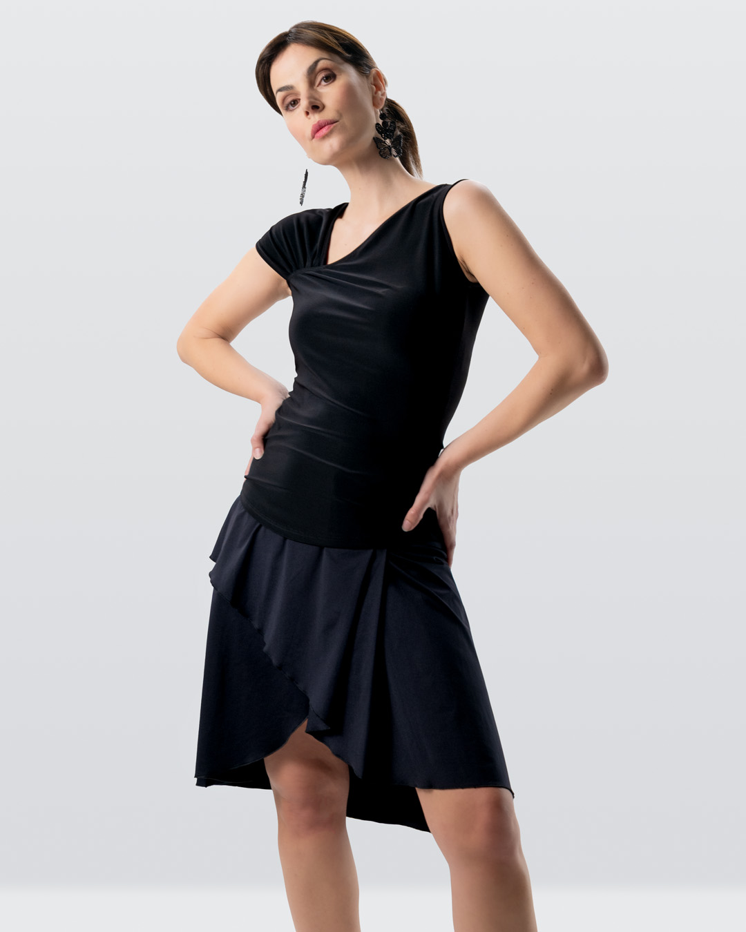 Mannequin posant dans un haut de danse Yari associé à une jupe de danse Vana.