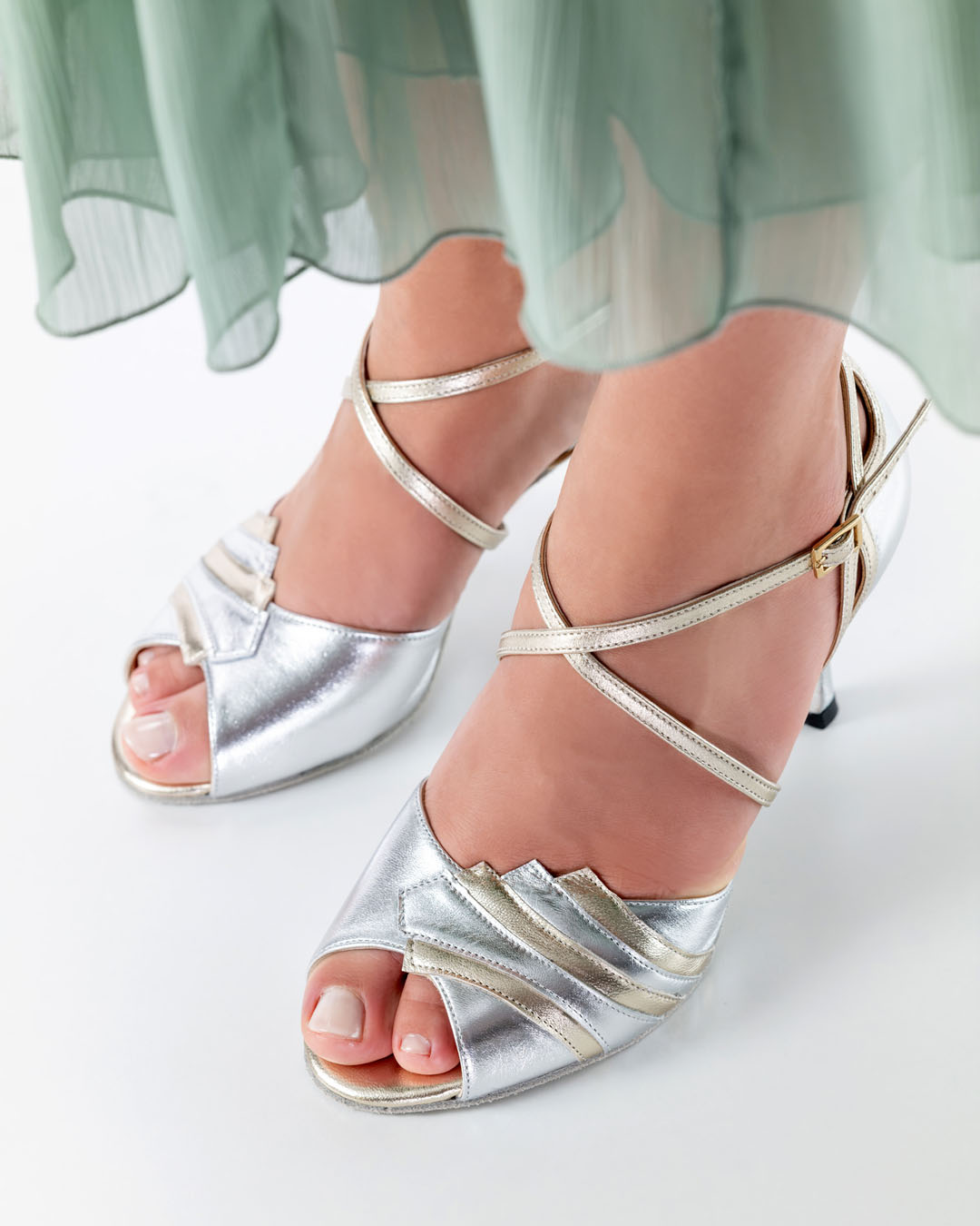 Gros plan sur la chaussure de danse « Francesca » de Nuea Epoca, avec un talon de 7 cm, en cuir Chevron argenté et au design asymétrique