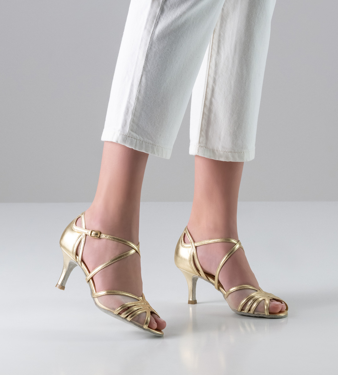 pantalon blanc en combinaison avec des chaussures de danse pour femmes Nueva Epoca de couleur platine