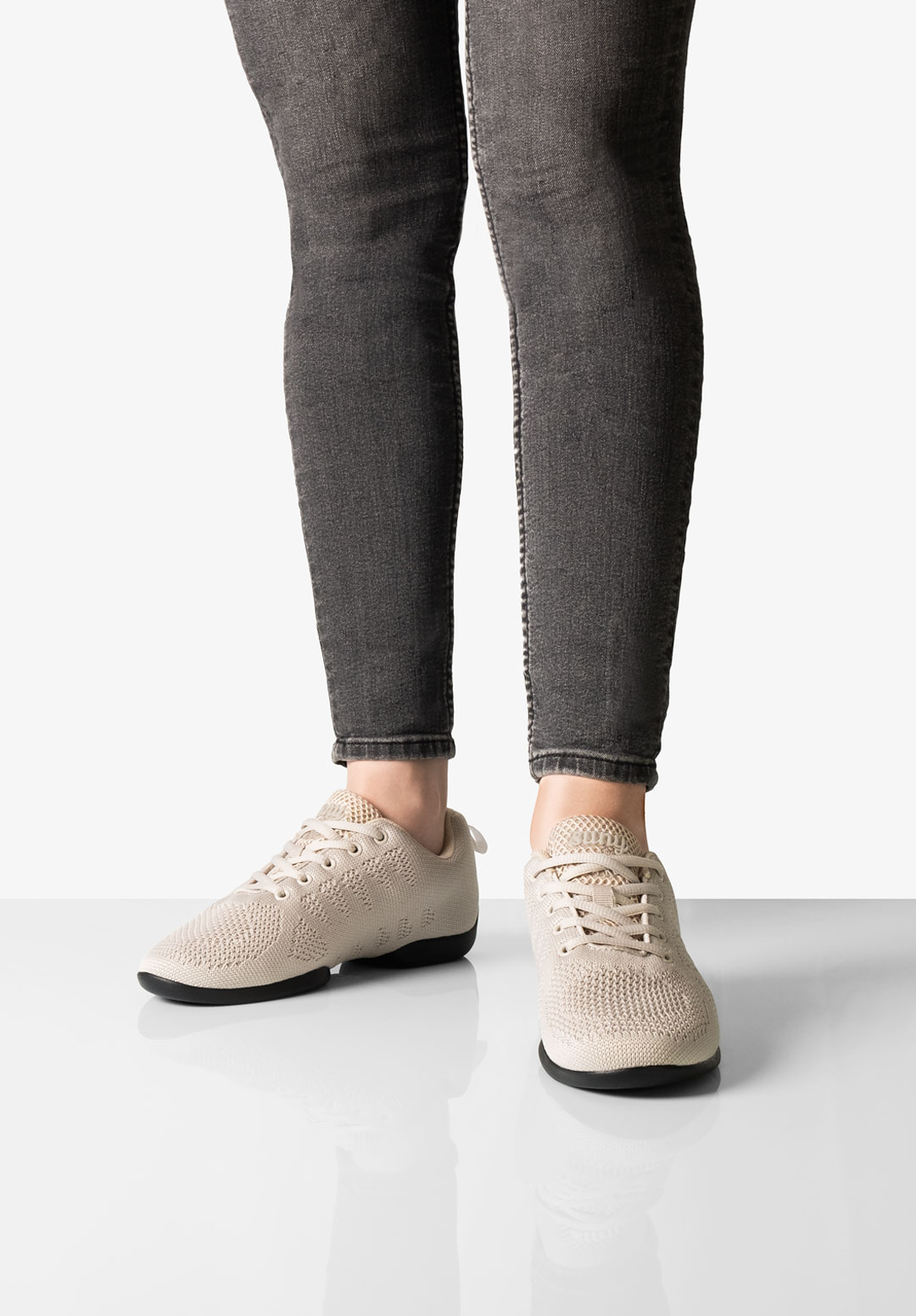 Baskets de danse pour femmes 180 en Beige par Suny by Anna Kern, en matériau tricoté fin avec semelle divisée, idéales pour danser sur tous les sols.