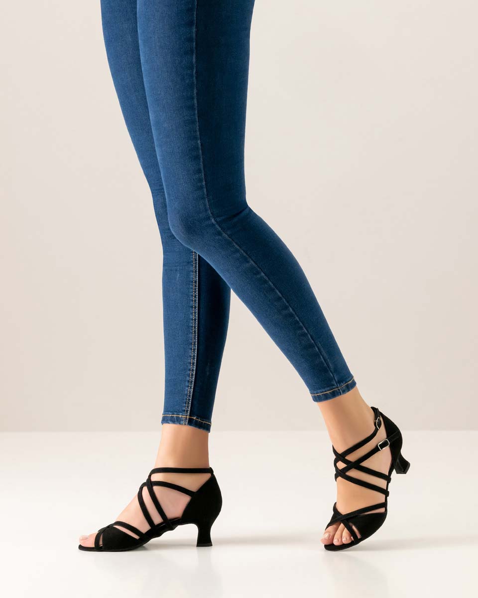 Eva Jeans bleu combiné avec une chaussure de danse pour femme Werner Kern noire